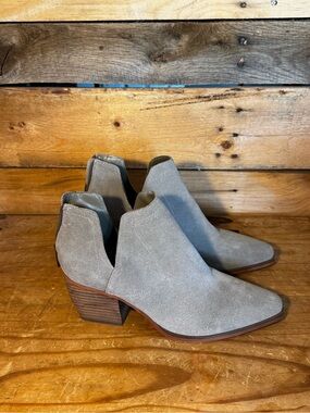 Vince Camuto Gigietta Grey Suede Ankle Booties – Size 9